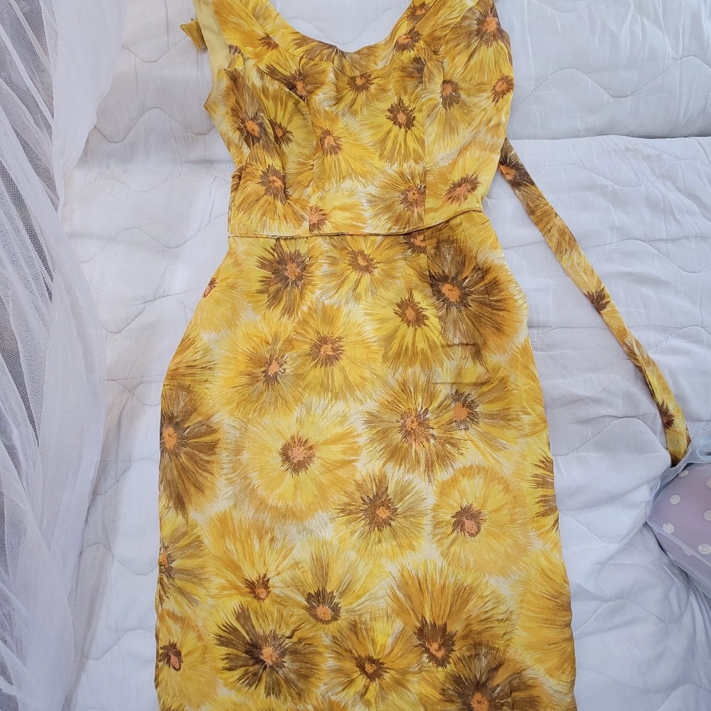 Vintage 1960s Floral Wiggle dress